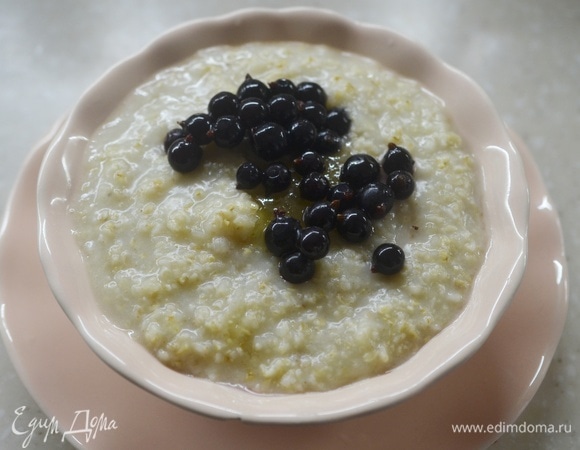 Если смородина замороженная, хорошо промойте ее горячей водой. Свежие ягоды просто помойте и добавьте в кашу.
