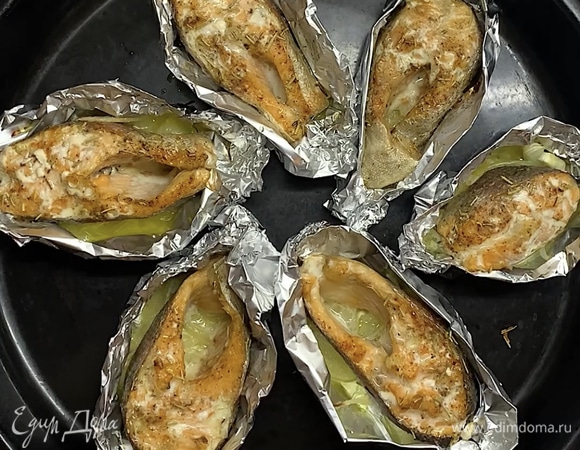 Ставим в заранее разогретую духовку при 200°C на 10–15 минут. Масло будет таять и пропитывать рыбу, делая ее очень нежной. Подаем к столу с любимым гарниром или овощами и поливаем кусочки рыбы лимонным соком. Приятного аппетита!