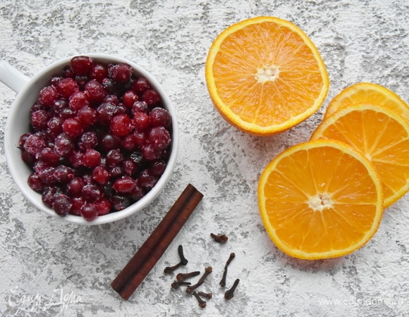 Готовлю продукты. Клюкву использую замороженную. Пряности использовать в целом виде, не молотые! Клюкву споласкиваю в холодной воде от кристалов льда. Апельсин нарезаю кружочками.