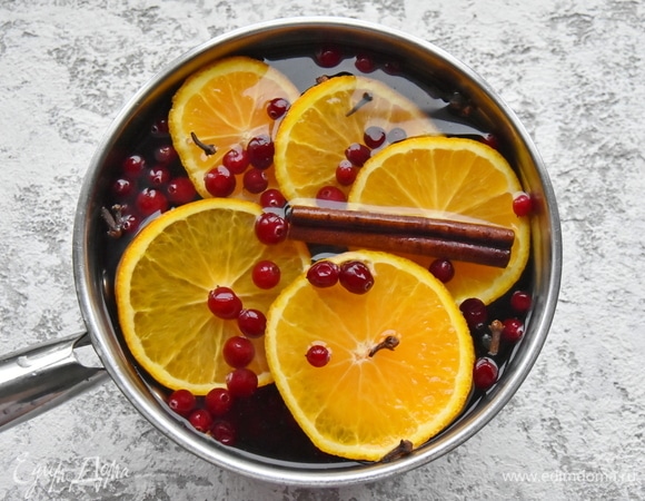 В сотейник выкладываю кружочки апельсина, клюкву, палочку корицы и бутоны гвоздики. Всю эту красоту заливаю литром холодной воды.