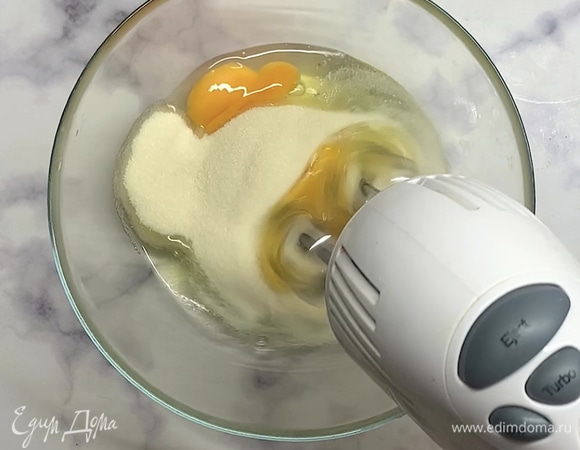 Миксером взбиваем яйца и сахар до образования пены.