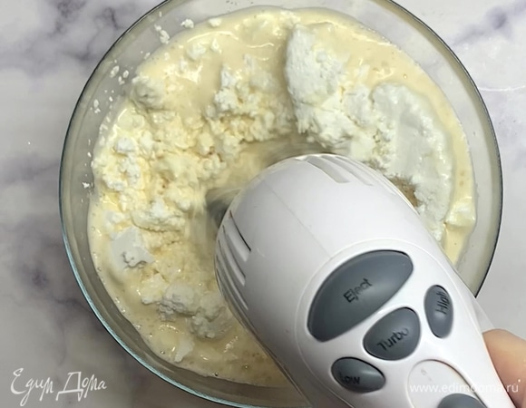Добавляем творог и хорошо пробиваем миксером. Если хотите массу без крупиц, то пробивайте блендером до однородной массы.