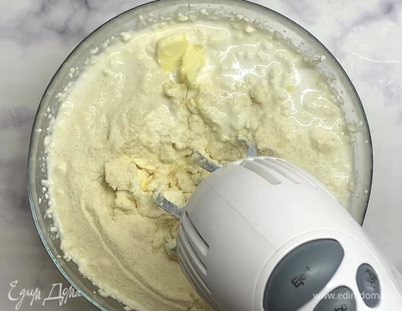 Выкладываем мягкое сливочное масло, манную крупу и молоко. Еще пару минут взбиваем до однородности.