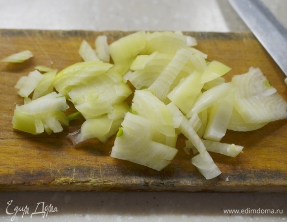 Лук почистите, нарежьте кубиком.