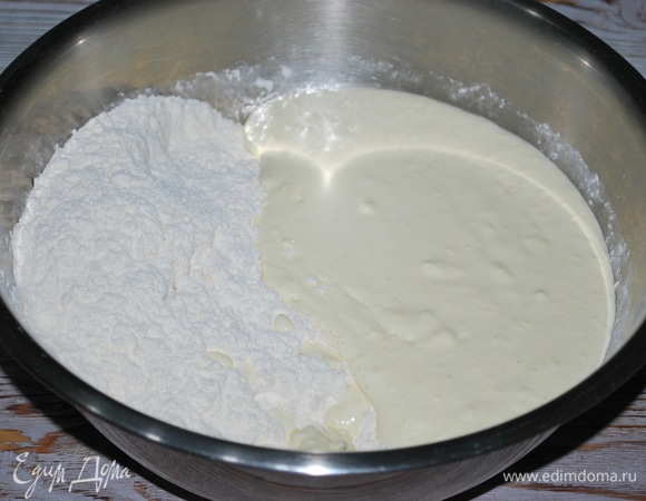 Сливочное масло комнатной температуры взбейте с яйцом и сметаной. В муку добавьте соль и соду, перемешайте. Замесите руками тесто.