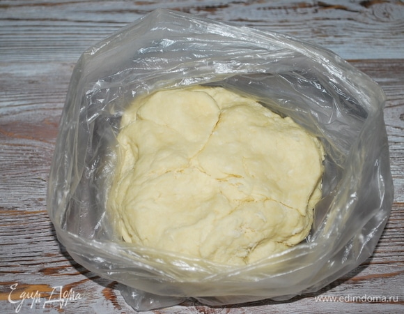 Чтобы тесто было более слоистое, долго его месить не надо. Тесто оберните в пищевую пленку и уберите в холодильник на 40 минут.