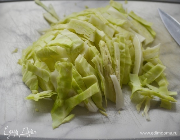 Капусту помойте, нарежьте соломкой.