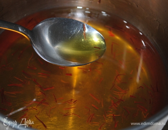 Сварите сироп для пахлавы. Воду и сахар доведите в сотейнике до кипения, прогрейте 1–2 минуты, снимите с огня. Добавьте мед и шафран, перемешайте.