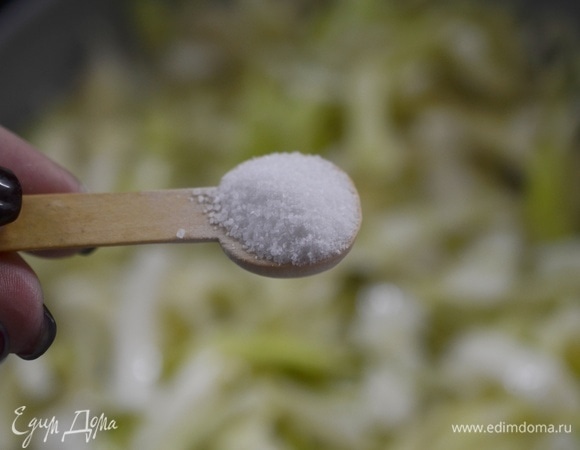 Посолите. Продолжайте все обжаривать на достаточно большом огне.