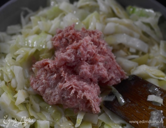 Добавьте фарш.