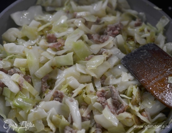 Обжаривайте все вместе, разбивая крупные кусочки фарша.