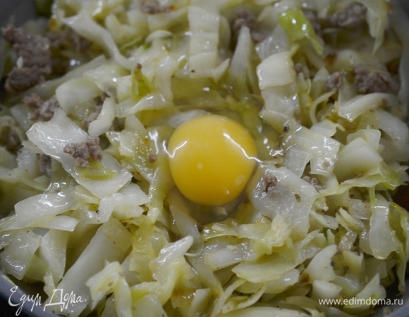 Вбейте яйцо, интенсивно перемешивайте.