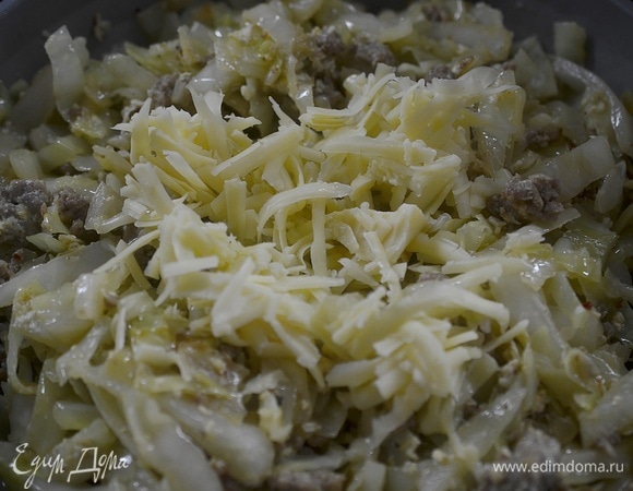Добавьте натертый сыр, перемешайте, накройте крышкой и дайте постоять минут 5.