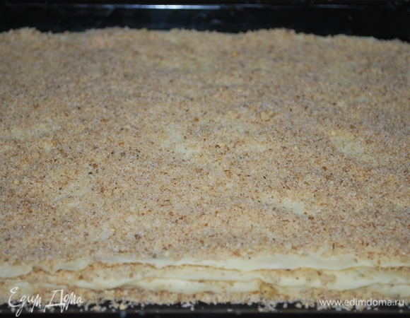 Раскатайте следующую часть теста по форме противня, посыпьте 1\5 частью начинки из орехов. Таким образом чередуйте тесто с начинкой. Тесто держите в холодильнике и доставайте его по мере необходимости. Важно очень тонко раскатывать тесто.