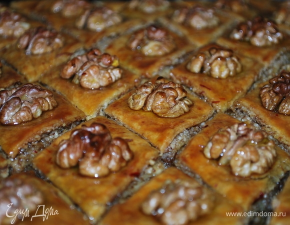 Достаньте готовую пахлаву из духовки. Острым ножем полностью разрежьте все слои, полейте пахлаву остывшим сиропом. Дайте ей полностью остыть, примерно в течении 3–4 часов.