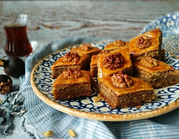 Переложите остывшую пахлаву на блюдо и подавайте к столу. Приятного чаепития!