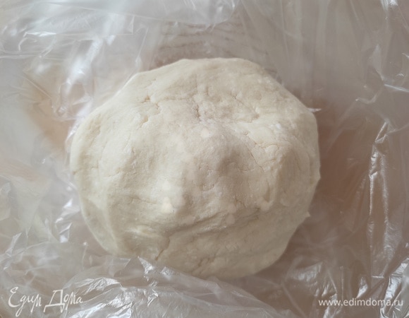 Комок теста припылить мукой, обернуть пищевой пленкой и убрать в холодильник на 30 минут.