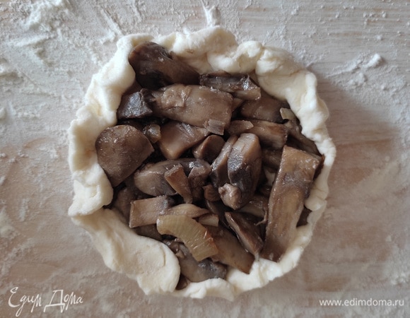 Края немного поднять вверх и защипнуть произвольным образом, формируя как бы чашечку с начинкой. Можно формировать лукошки сразу на противне, предварительно застеленном пекарской бумагой.