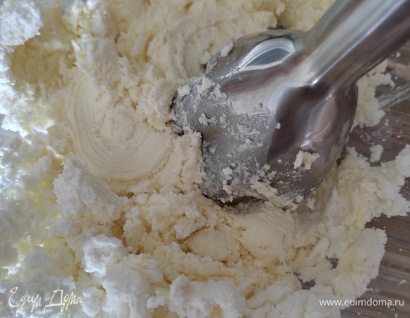 Растереть творог со сливочным маслом до гладкости.