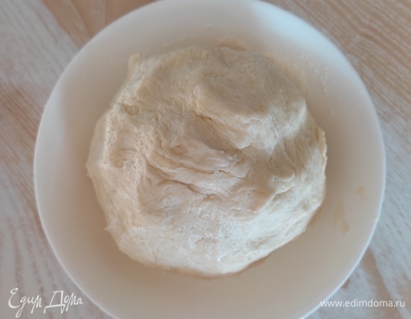 Добавить муку с разрыхлителем и щепотку соли. Замесить тесто. Тесто получается гладкое, однородное, немного липкое. Завернуть в пищевую пленку и убрать в холодильник на 1 час.