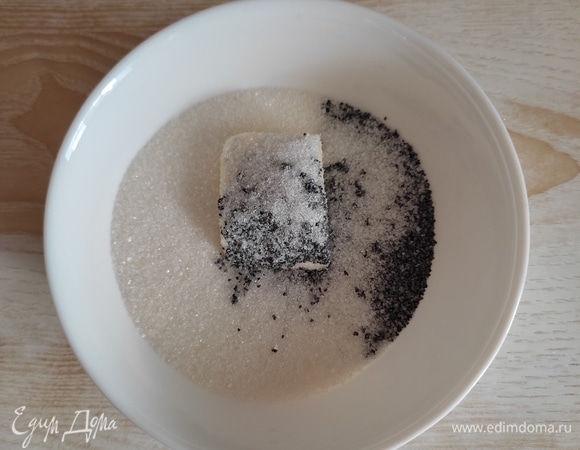 Для начинки смешать сливочное масло комнатной температуры, мак и сахар. Перемешать до однородности.