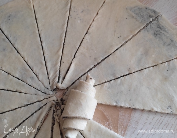 Разрезать круг на 16 частей-треугольников. Скатать рогалики от широкого основания треугольника к противоположному уголку.