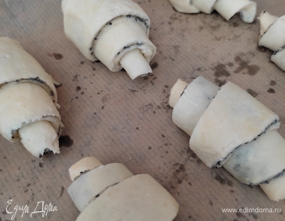 Рогалики выложить на противень, застеленный пекарской бумагой, кончиком вниз. Для румяности можно смазать молоком. Выпекать в разогретой до 180°C духовке примерно 15–20 минут. Ориентируйтесь по своей духовке. Приятного чаепития!