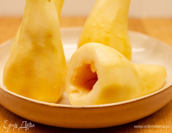 Срезать дно так, чтобы груши легко стояли на ровной поверхности. Сделать углубление и вырезать сердцевину.