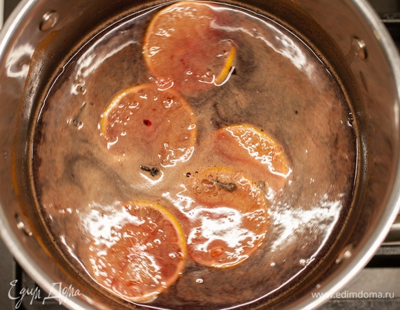 В большой кастрюле соединить воду, вино, сахар, мед, кружочки лимона, корицу, гвоздику и ванильный экстракт. Варить до закипания.