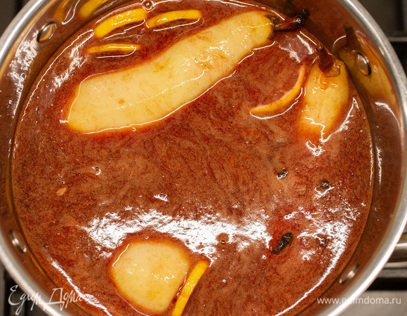 Затем опустить в кастрюлю очищенные груши и варить 5–6 минут. Вытащить груши и дать остыть.