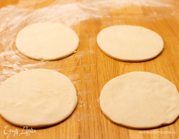 Пласт теста раскатать и вырезать 4 круга.