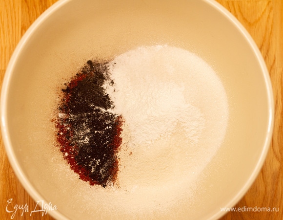 Сухие ингредиенты просеять и перемешать.