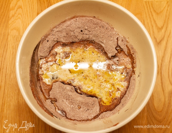 Добавить яйцо, молоко, размягченное сливочное и растительное масло.