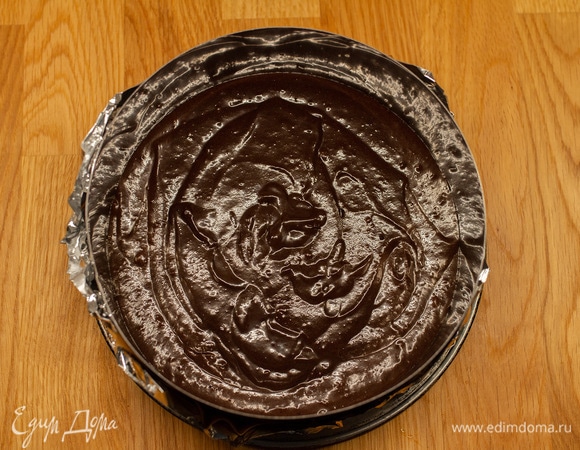 Переложить в кольцо диаметром 18 см. Выпекать при 170°C 40–45 минут.