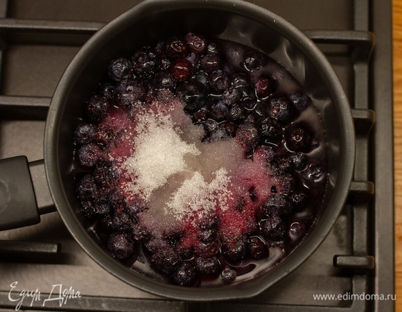 В сотейнике чернику смешать с сахаром и водой.