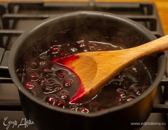 Довести до кипения. Крахмал растворить в 1 ст. ложке воды и влить в чернику. Проварить 2 минуты.