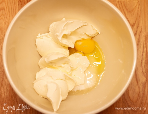 Для чизкейка творожный сыр смешать с сахаром и яйцом.