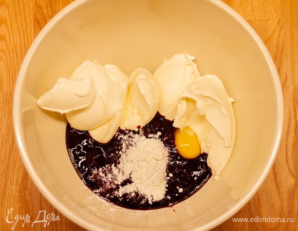 150 г ранее приготовленного черничного соуса протереть через сито и добавить к творожному сыру. Всыпать крахмал и взбить все до однородности.