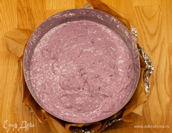 Дно и бортики формы (18 см) смазать сливочным маслом. Выложить массу и выпекать 50–60 минут при 110°C. Готовый чизкейк остудить и убрать в холодильник на 5–6 часов.