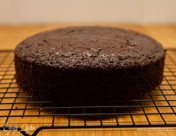 Готовый корж остудить на решетке, завернуть в пищевую пленку и убрать в холодильник на 5–6 часов. Затем разрезать его на 2 коржа.