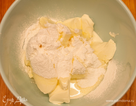 Для крема взбить творожный сыр, сахарную пудру и сливки до однородности. Крем переложить в кондитерский мешок.