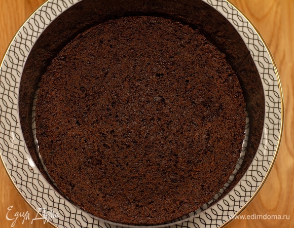 Торт собирать в кольце. Положить корж.