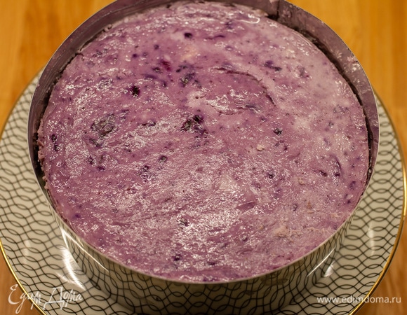 Аккуратно положить черничный чизкейк.