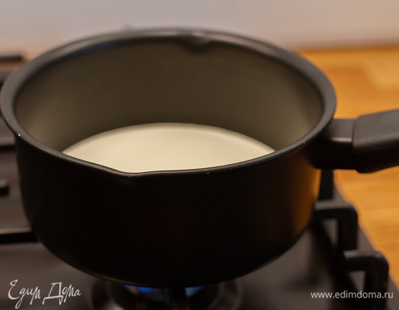 Приготовим ганаш для покрытия. Сливки довести до кипения.