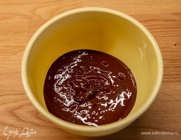 Шоколад растопить импульсами в микроволновке. Добавить глюкозный сироп и перемешать.