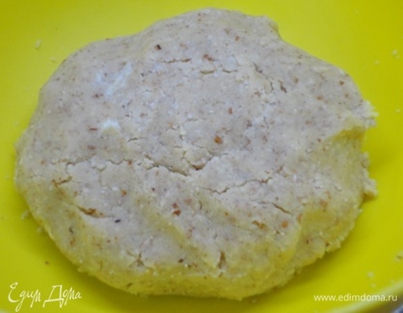 Добавить молотый миндаль и быстро замесить тесто. Выдержать его в холодильнике минимум 30 минут.