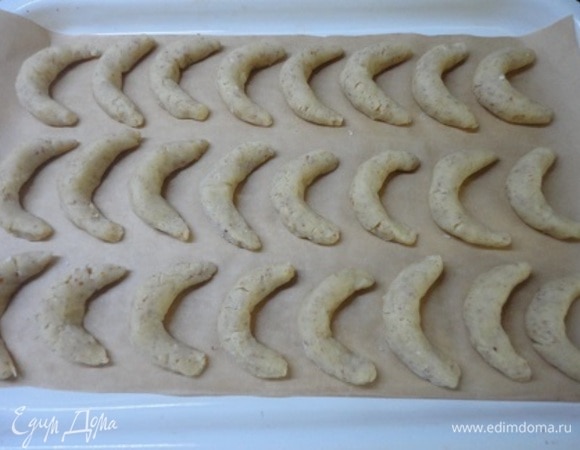 Из охлажденного теста сформировать рогалики и выпекать 12–15 минут при 180–190°C. Следите за своей духовкой. Только не пересушите.