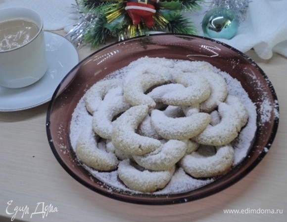 Остывшее печенье обильно посыпать смесью ванили и сахарной пудры. Наряду со штоленами и рождественскими кексиками я пеку такое печенье для подарков родным.