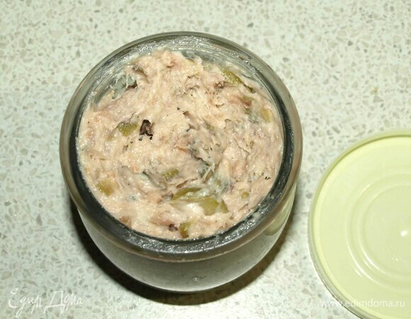 Перекладываем в чистую банку. Закрываем крышкой и отправляем минут на 15–20 в холодильник. Готовый риет подаем с подсушенным на сухой сковороде хлебом.