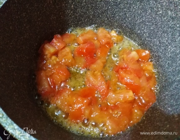 На растительном масле обжарить нарезанный помидор.
